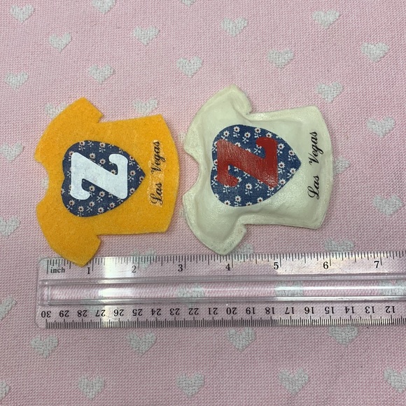 Shirt shaped decorations with Z and Las Vegas/1 is magnet - Picture 4 of 8